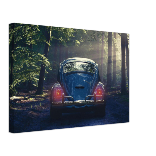 Toile Volkswagen Coccinelle dans la forêt